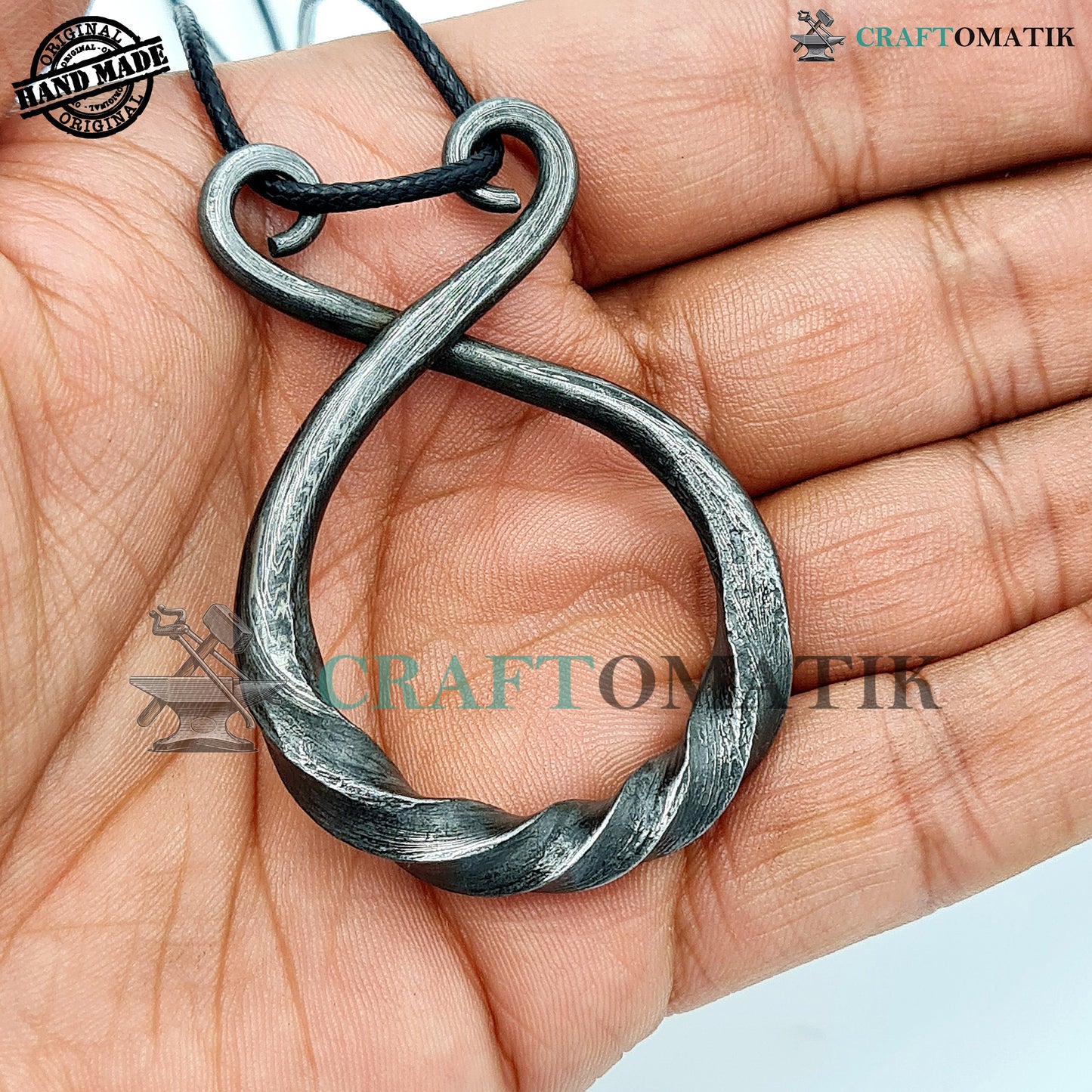Amulett aus Damaszener Stahl | Handgefertigter Wikinger-Anhänger | Mittelalterliches keltisches Medaillon | Runde Form | HFA17