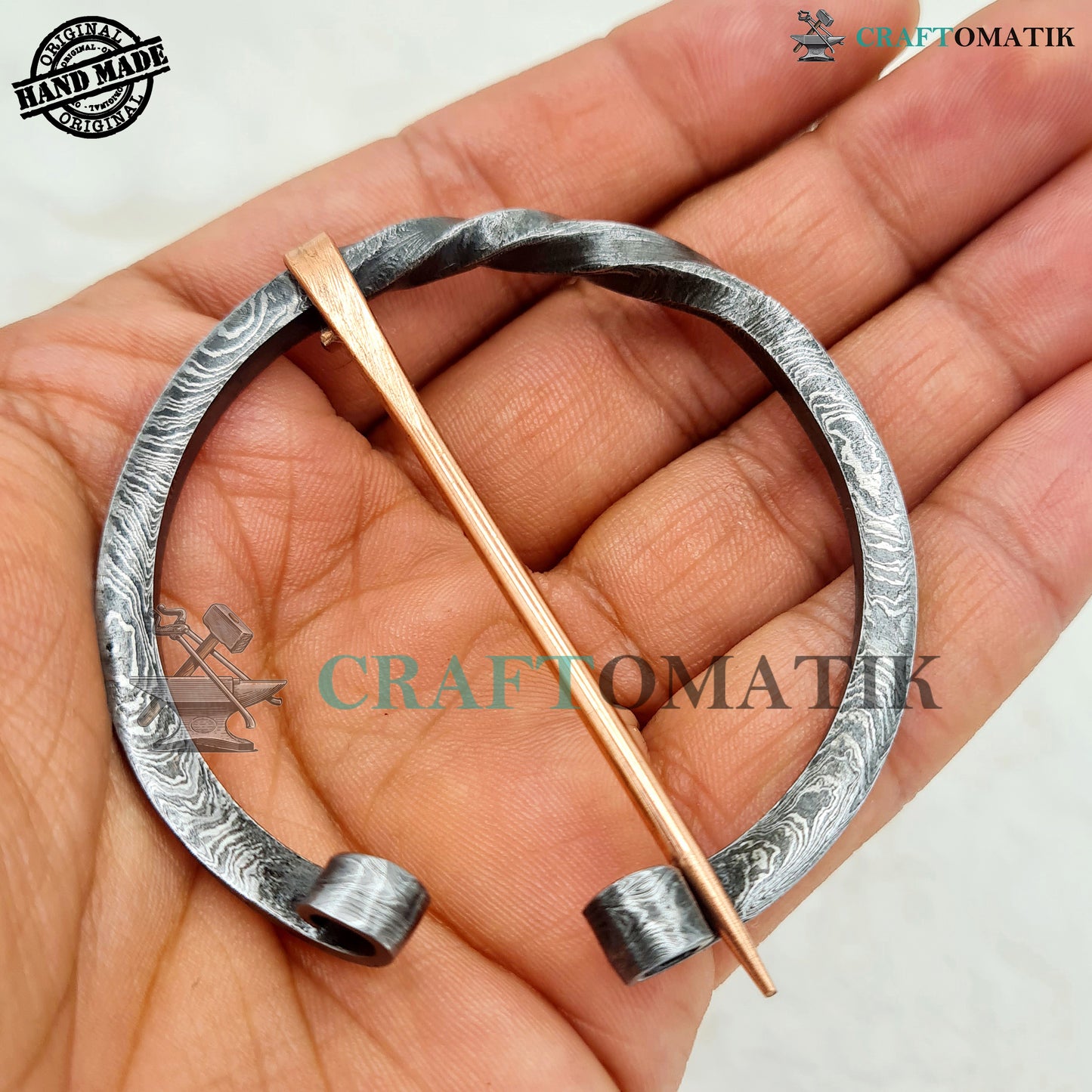 Mittelalterliche Damaszener Brosche | Ring aus Damaszener Stahl | Messingnadel | Handgefertigte Wikinger LARP-Fibel mit Ringverschluss | HFRCD01