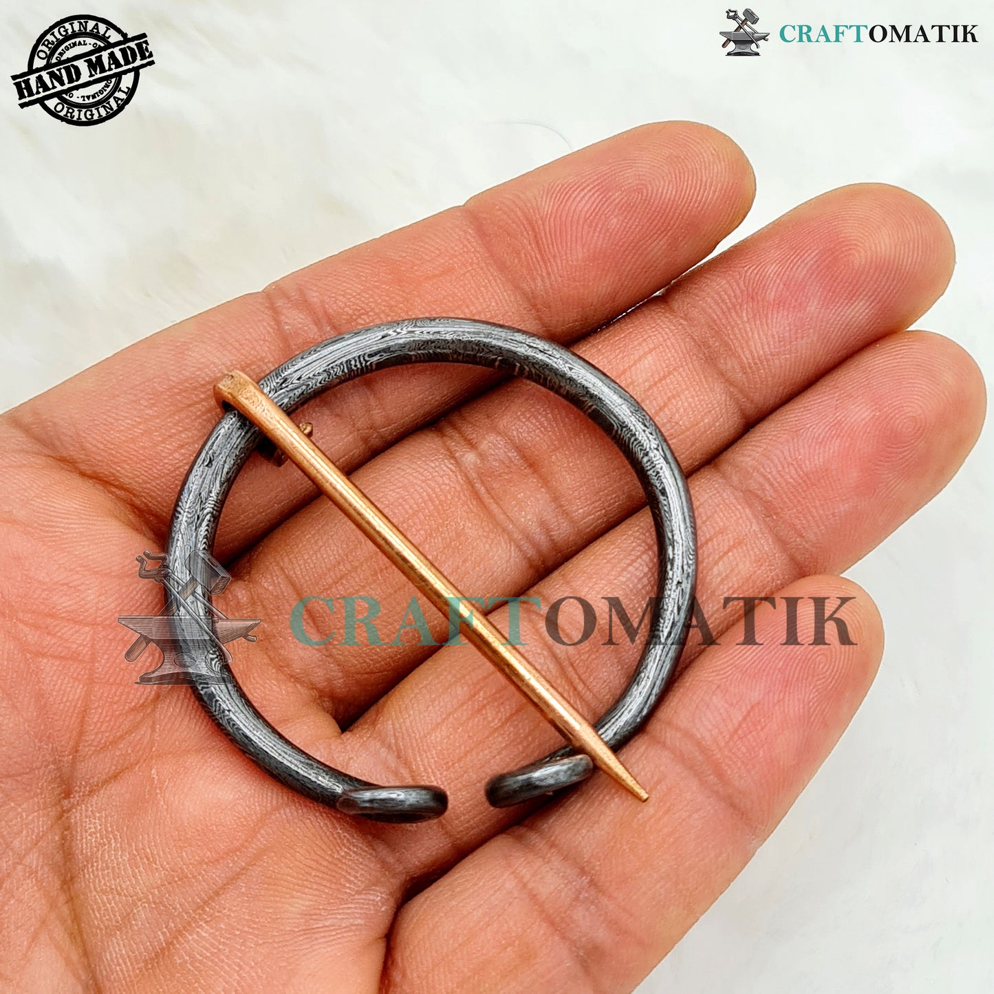 Mittelalterliche Damaszener Brosche | Ring aus Damaszener Stahl | Messingnadel | Handgefertigte Wikinger LARP-Fibel mit Ringverschluss | HFRCD05